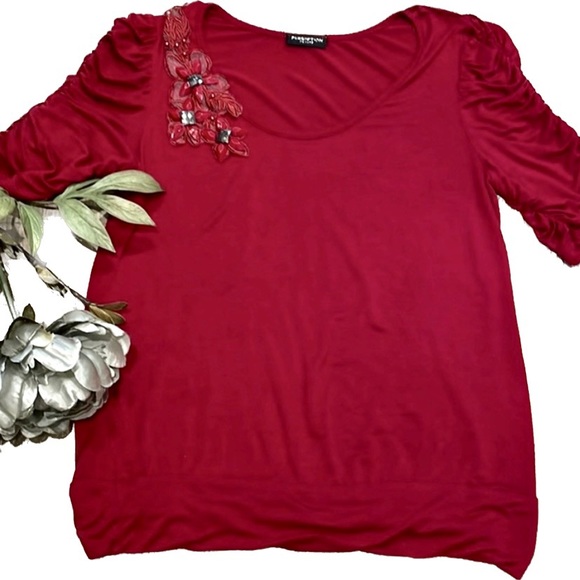 ❗️BUNDLE SALE 4 for $20 - 🎄RED Short sleeve TOP - Picture 1 of 8